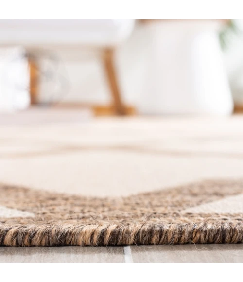 Safavieh Linden  Cream / Beige LND122 6 ft. 7 in. X 6 ft. 7 in. Round Rug