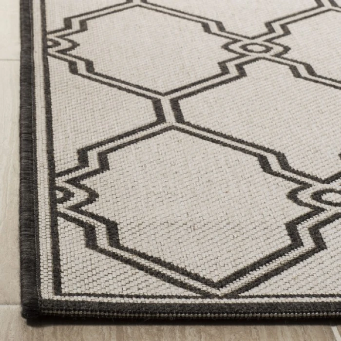 Safavieh Linden  Light Grey / Charcoal LND124 6 ft. 7 in. X 6 ft. 7 in. Round Rug