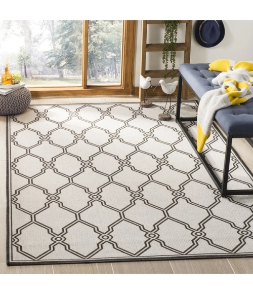 Safavieh Linden  Light Grey / Charcoal LND124 6 ft. 7 in. X 6 ft. 7 in. Square Rug