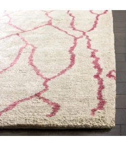 Safavieh Moroccan Ivory / Pink MOR555 6 ft. X 9 ft. Rectangle Rug