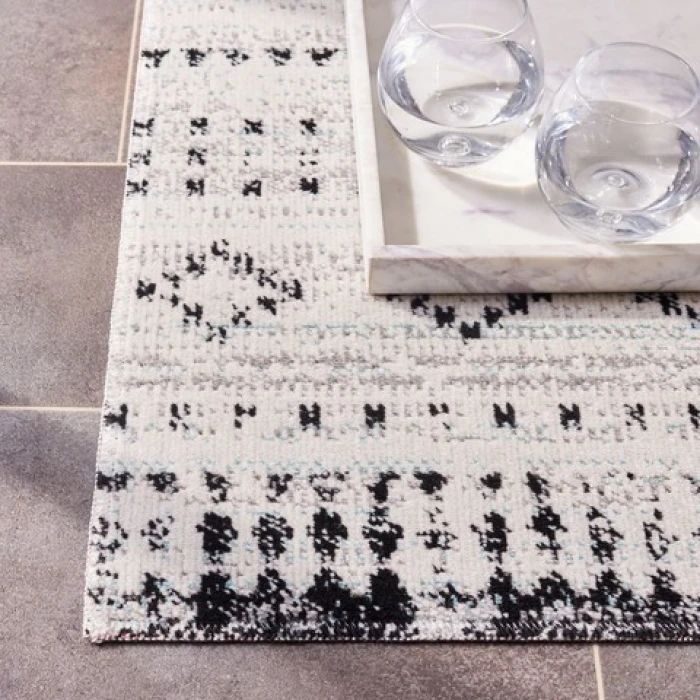 Safavieh Montage  Grey / Ivory MTG291 6 ft. 7 in. X 6 ft. 7 in. Square Rug