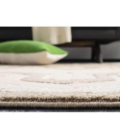 Safavieh York Cream / Beige YRK1070 5 ft. 3 in. X 7 ft. 7 in. Rectangle Rug