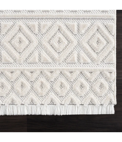 United Weavers Chelsea  White 2920-81299 5 ft. 3 in. X 7 ft. 2 in. Rectangle Rug