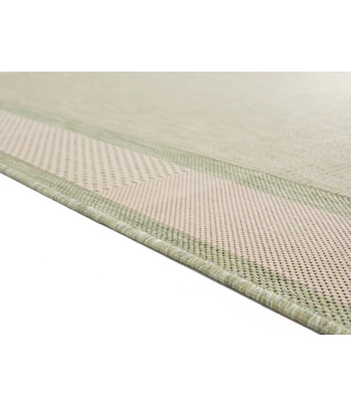 United Weavers Augusta Green 3900-10845 5 ft. 3 in. X 7 ft. 6 in. Rectangle Rug